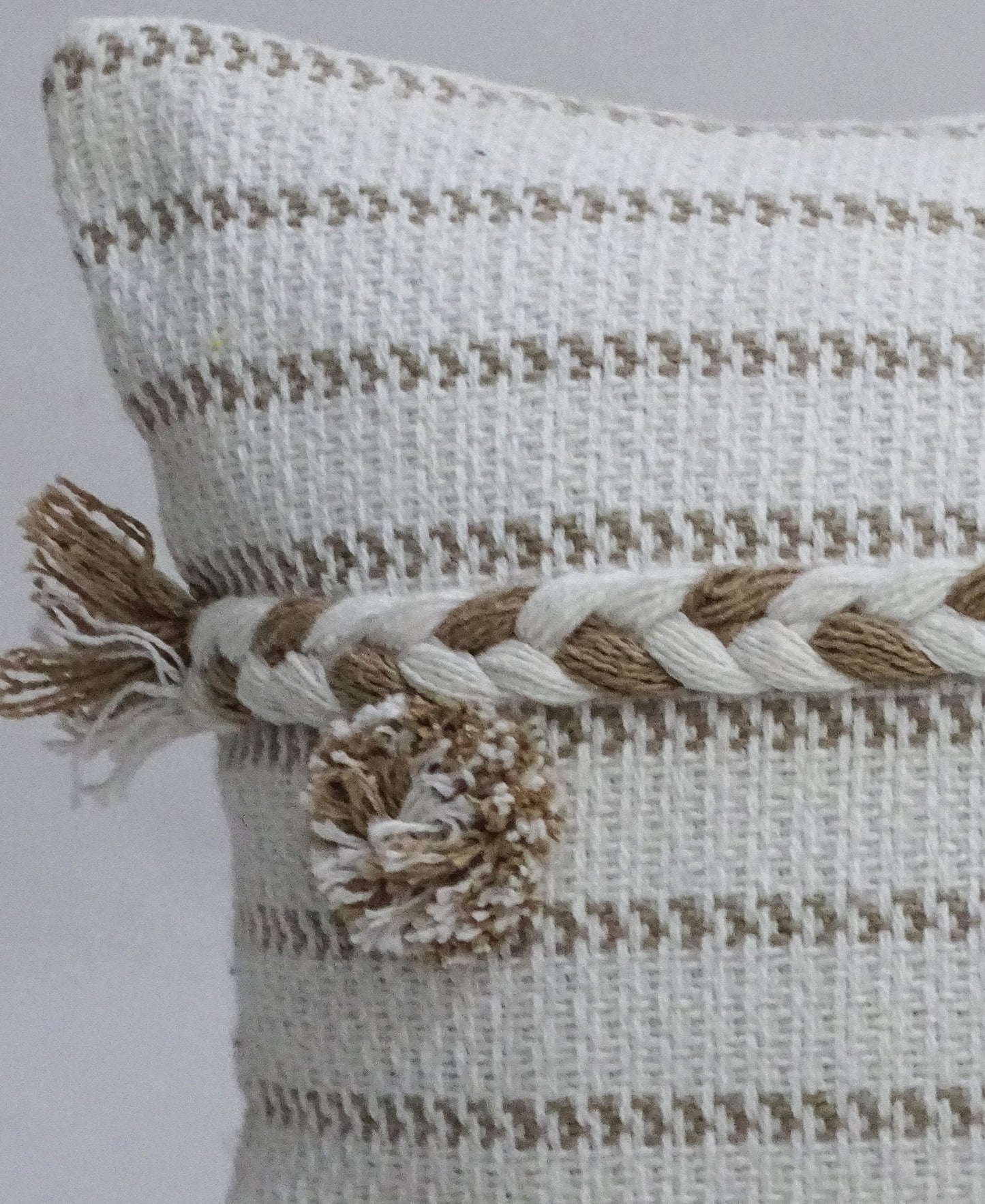 Coussin décoratif tissé à la main 35 x 60 cm avec pompons