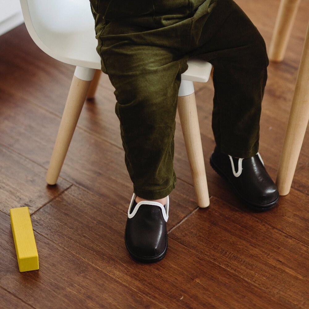 Le lot David : 2 paires de chaussures faciles à enfiler pour enfants aux pieds nus