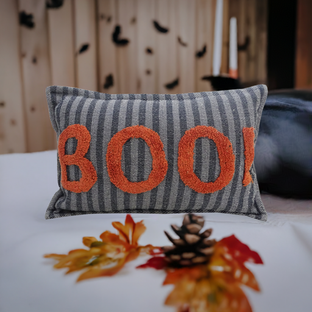 Coussin décoratif d'Halloween avec le texte "BOO !" 35 x 60 cm
