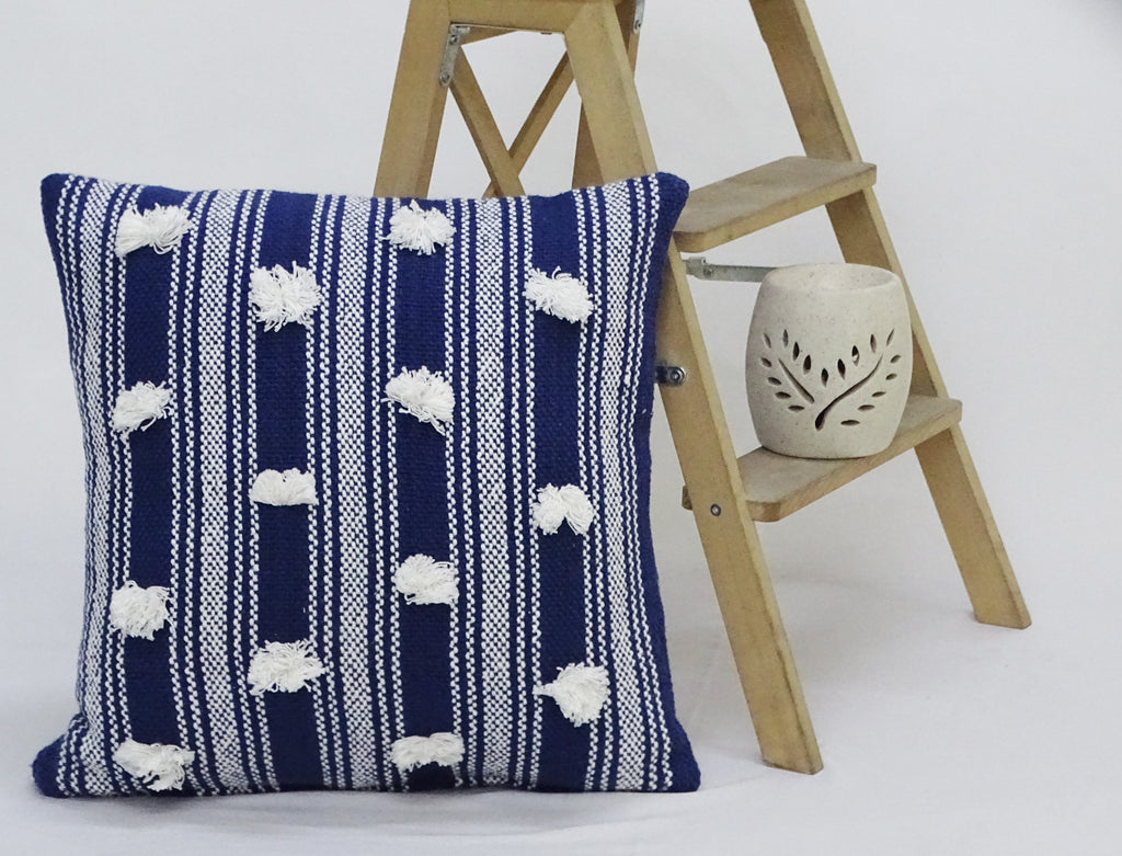 Coussin décoratif bleu de 50,8 x 50,8 cm avec pompon