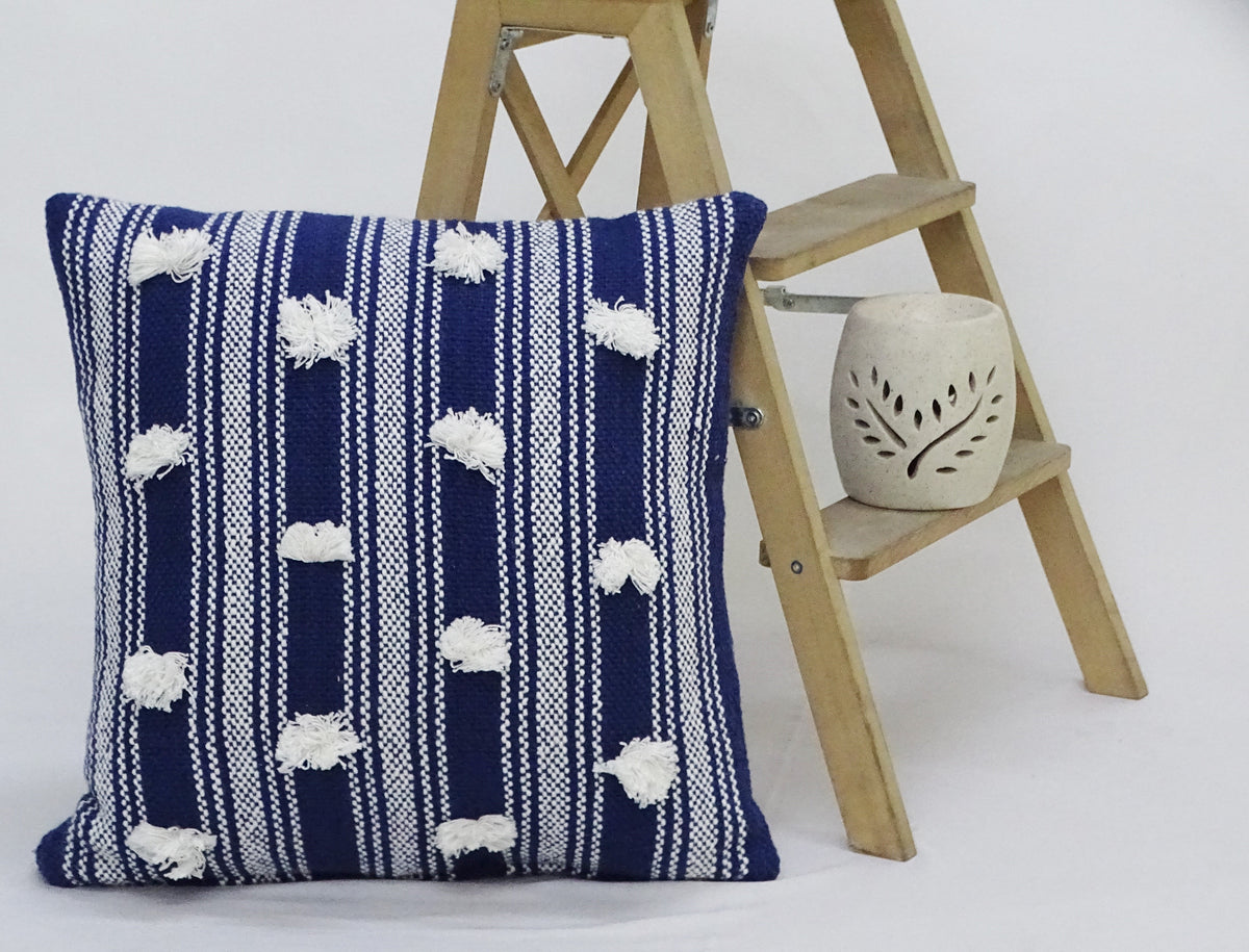 Coussin décoratif bleu de 50,8 x 50,8 cm avec pompon