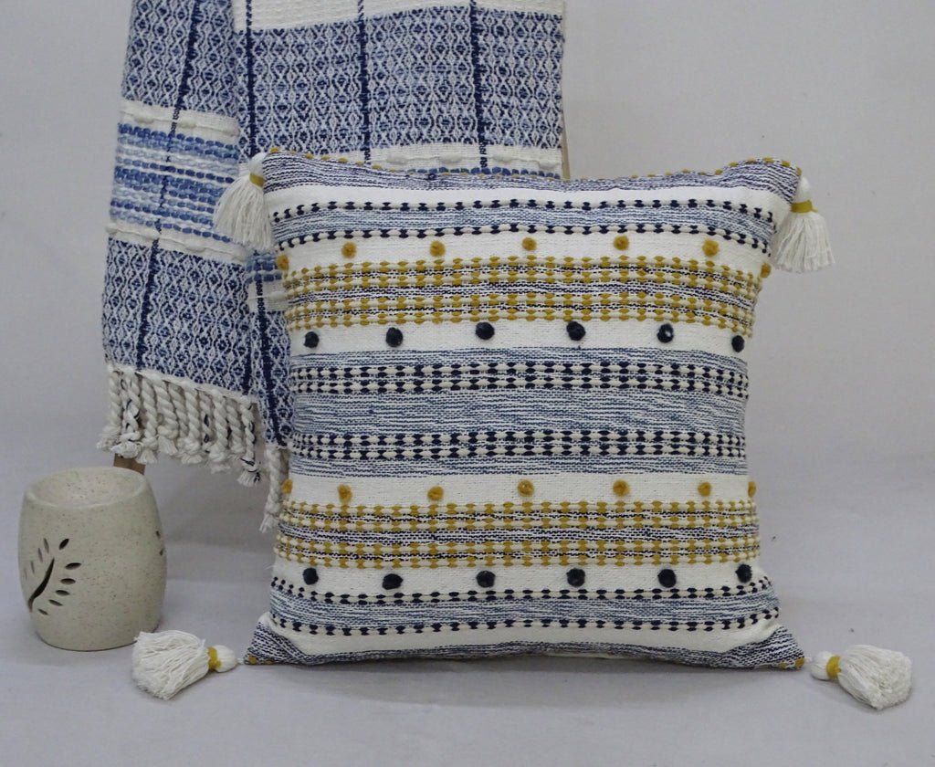Coussin design rayé avec mini pompons et glands 50x50 cm