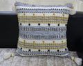 Coussin design rayé avec mini pompons et glands 50x50 cm