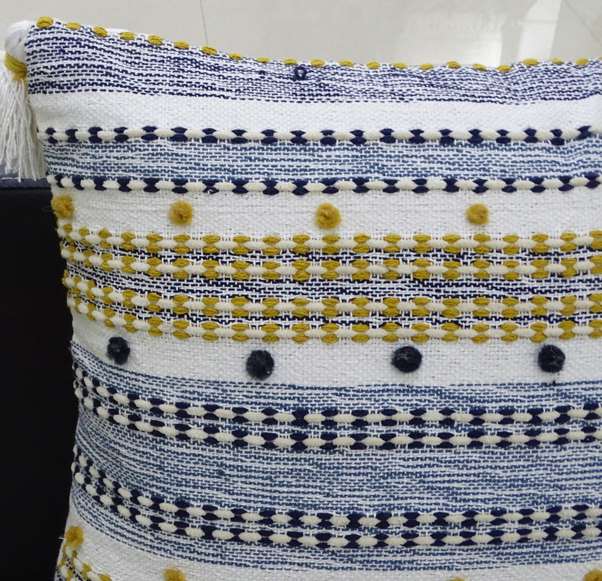 Coussin design rayé avec mini pompons et glands 50x50 cm