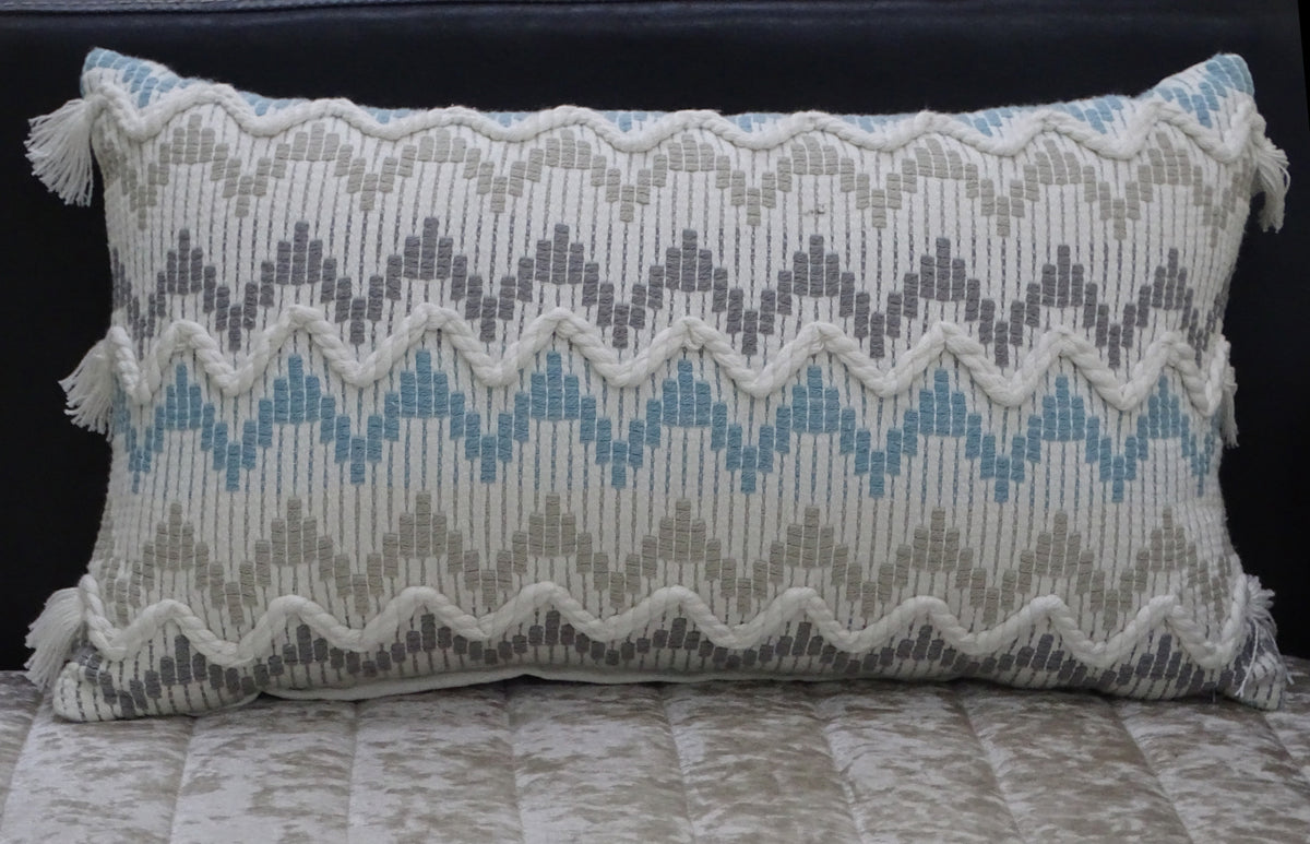 Coussin décoratif Chevron pour canapé avec tresse et pompons 14"x24"