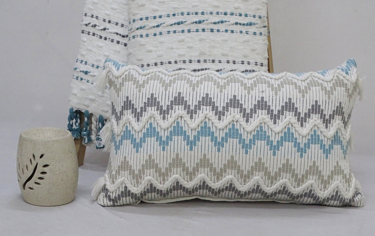 Coussin décoratif Chevron pour canapé avec tresse et pompons 14"x24"
