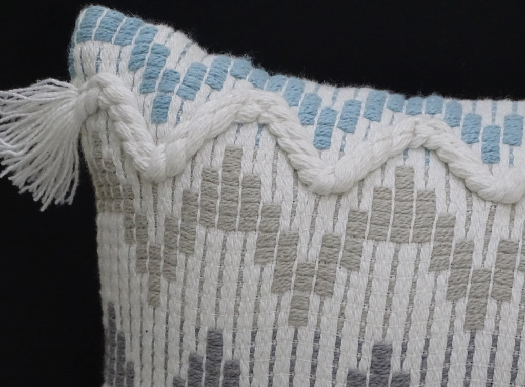 Coussin décoratif Chevron pour canapé avec tresse et pompons 14"x24"