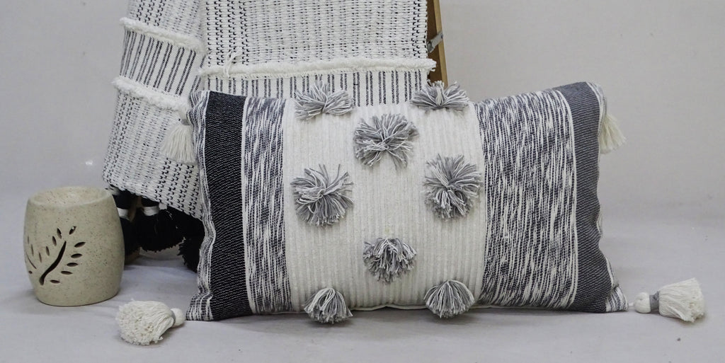 Coussin décoratif rayé Mélange avec gros pompons et glands 35x60cm