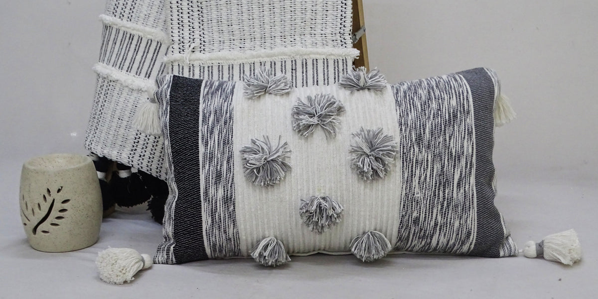 Coussin décoratif rayé Mélange avec gros pompons et glands 35x60cm