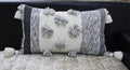 Coussin décoratif rayé Mélange avec gros pompons et glands 35x60cm