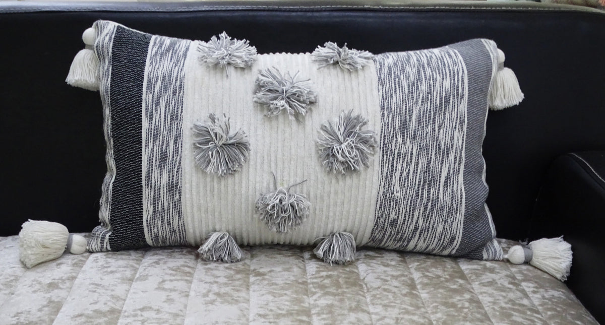Coussin décoratif rayé Mélange avec gros pompons et glands 35x60cm