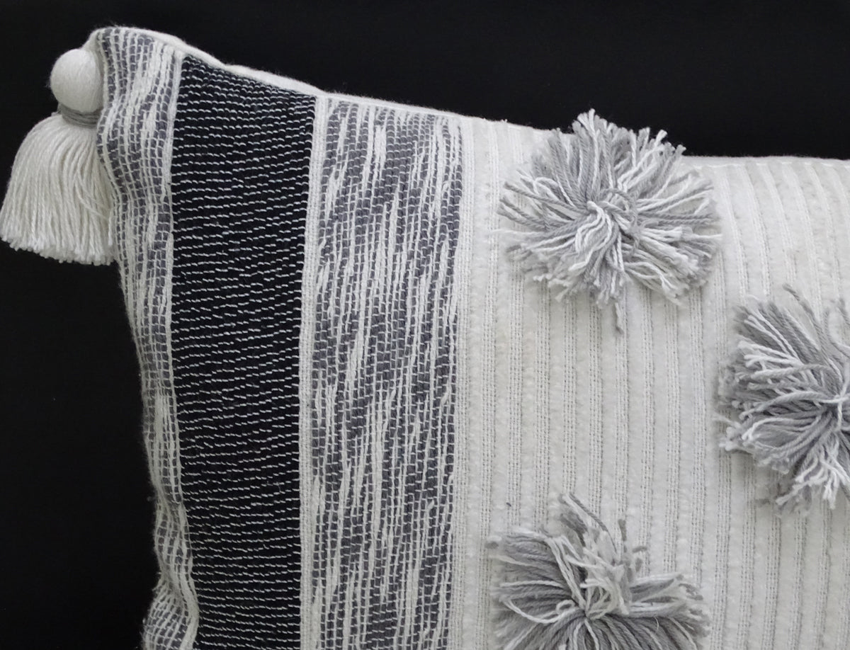 Coussin décoratif rayé Mélange avec gros pompons et glands 35x60cm