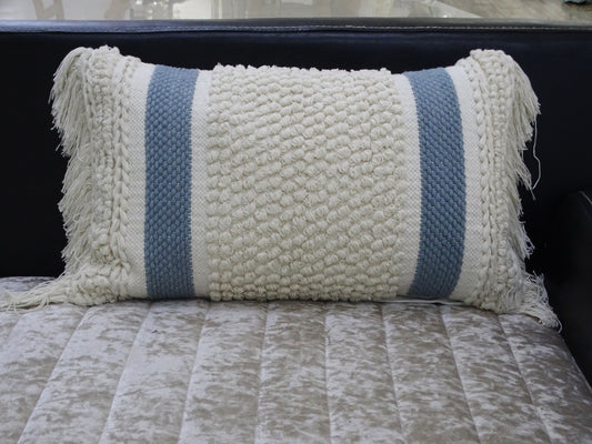 Coussin décoratif rayé avec texture bouclée et franges 14"x24"
