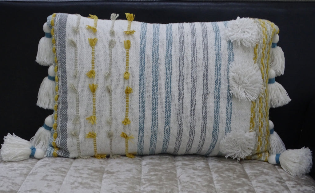 Oreiller rayé design avec grands pompons et glands 14"x20"