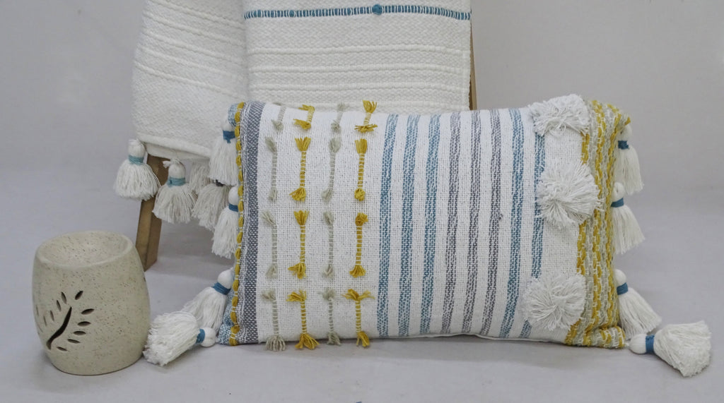 Oreiller rayé design avec grands pompons et glands 14"x20"