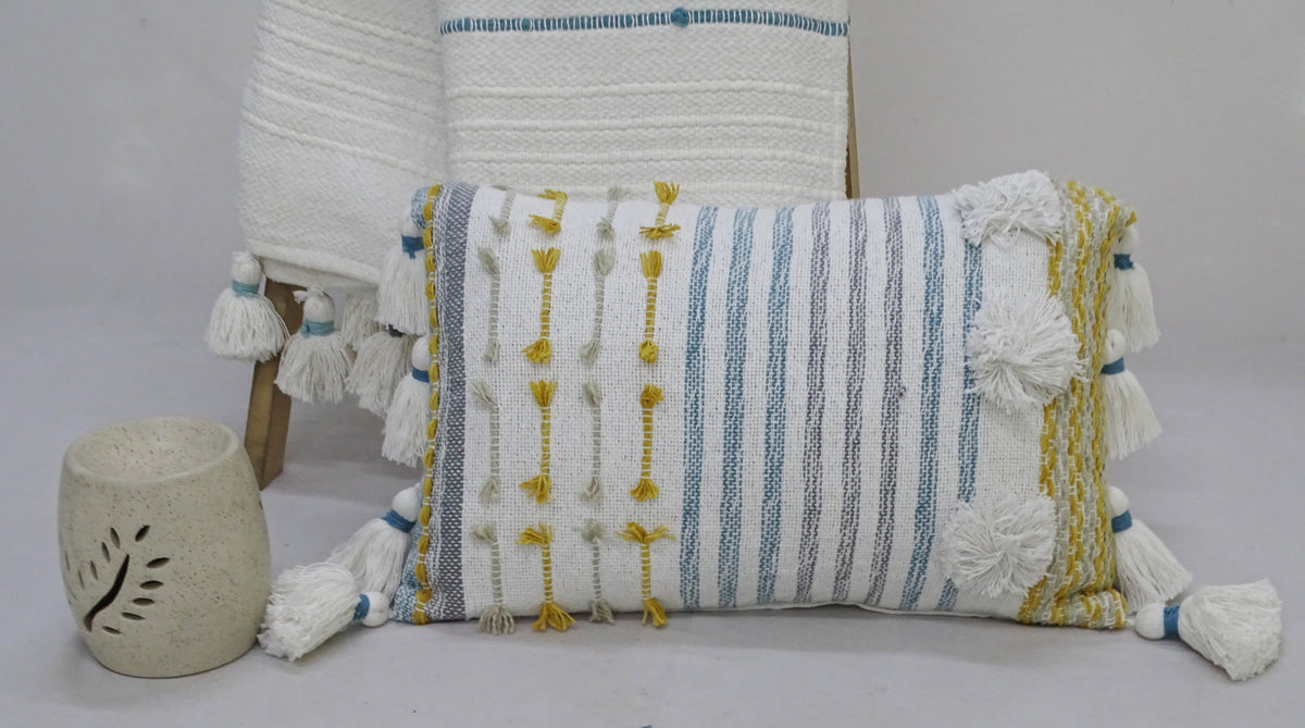 Oreiller rayé design avec grands pompons et glands 14"x20"
