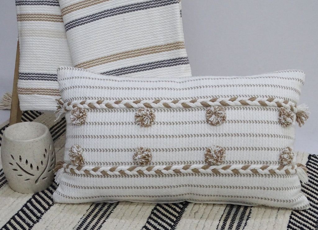 Coussin décoratif tissé à la main 35 x 60 cm avec pompons