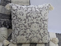Coussin décoratif à pompons 50 x 50 cm, rembourrage inclus