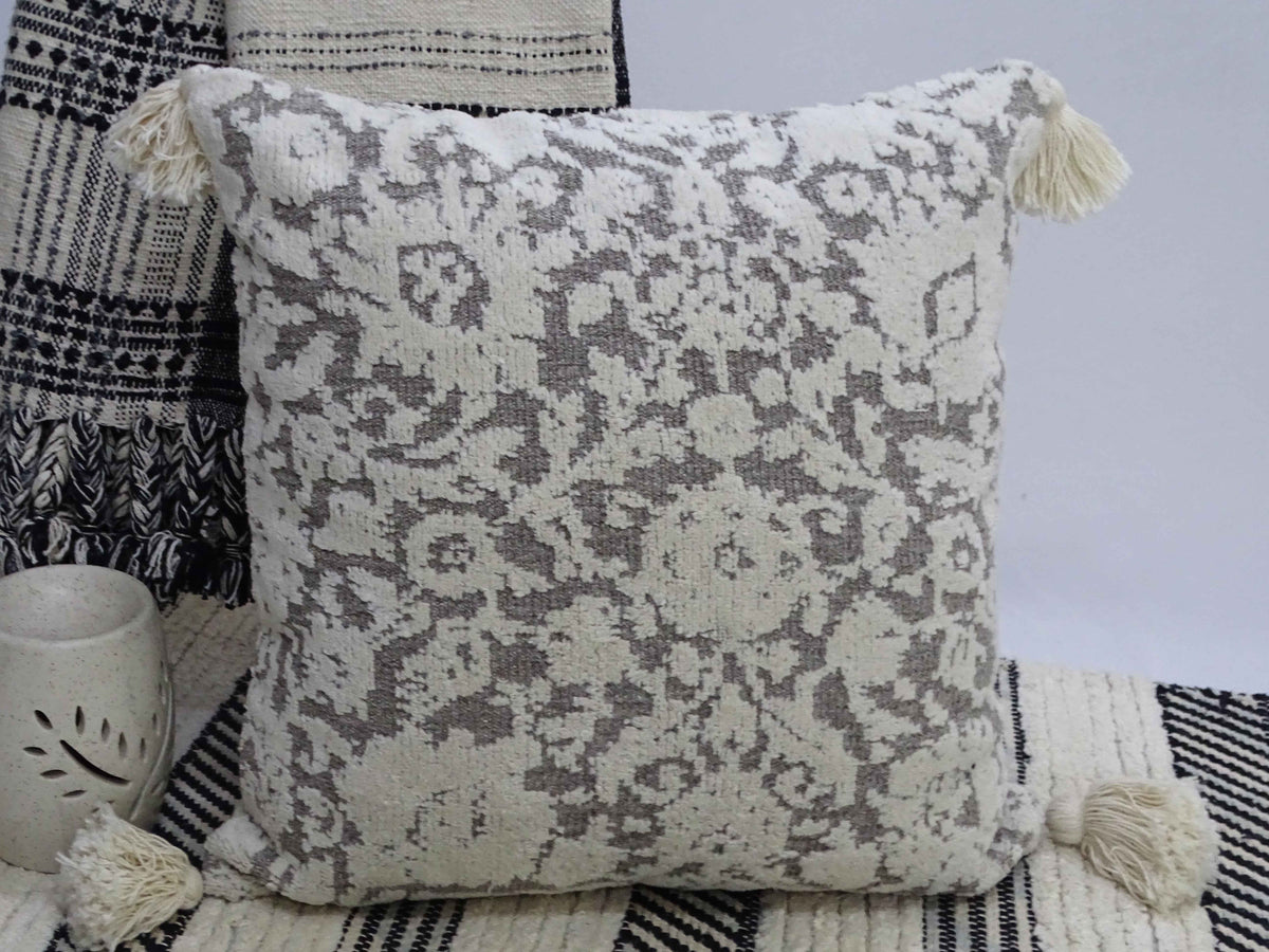 Coussin décoratif à pompons 50 x 50 cm, rembourrage inclus