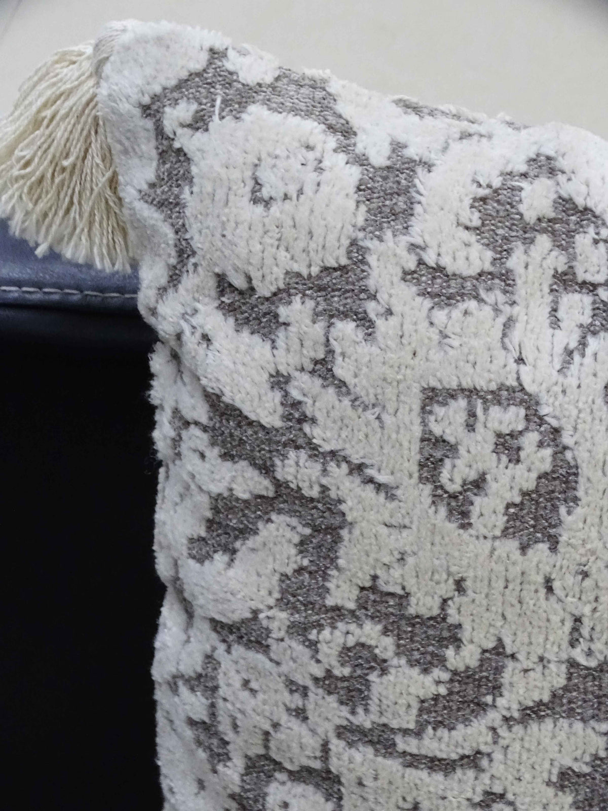 Coussin décoratif à pompons 50 x 50 cm, rembourrage inclus
