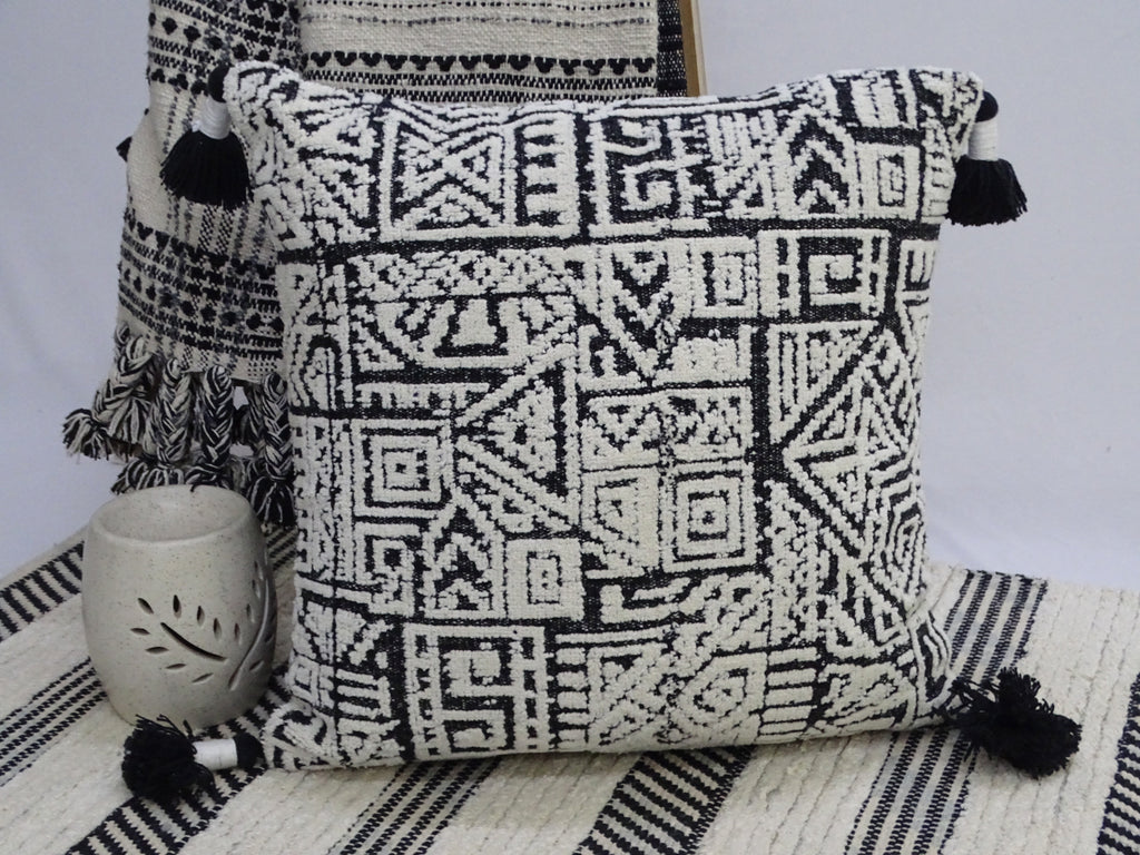 Coussin décoratif 20" x 20" avec pompons