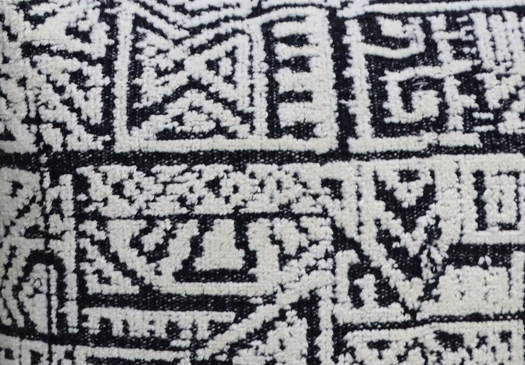 Coussin décoratif 20" x 20" avec pompons