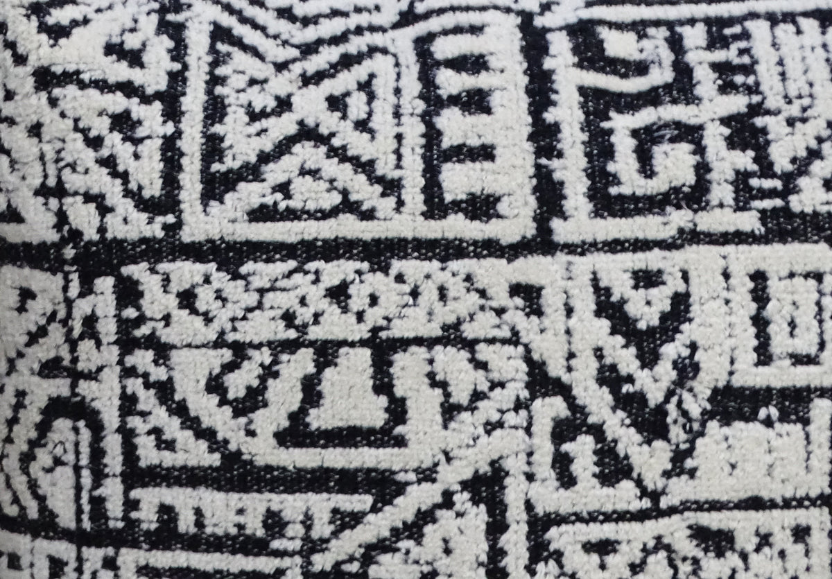Coussin décoratif 20" x 20" avec pompons