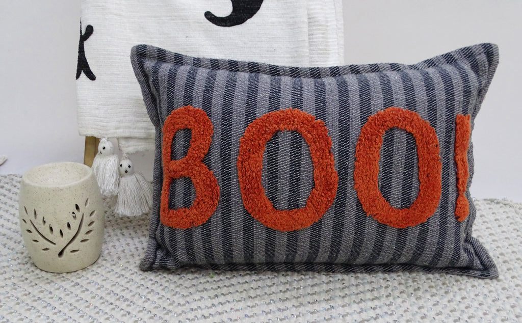 Coussin décoratif d'Halloween avec le texte "BOO !" 35 x 60 cm
