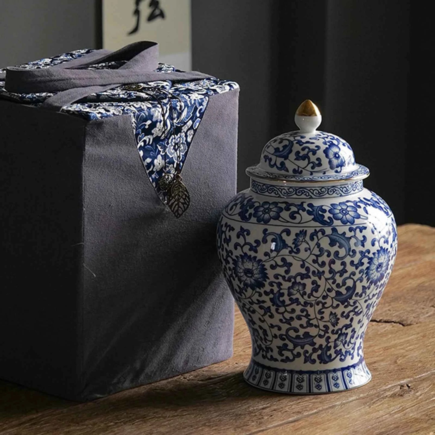 1x Blue and White Ceramic Tea Canister Porcelain Decorative Porcelain Jar Dried Flower Vase Glazed Hand Painted Desk Home Accent