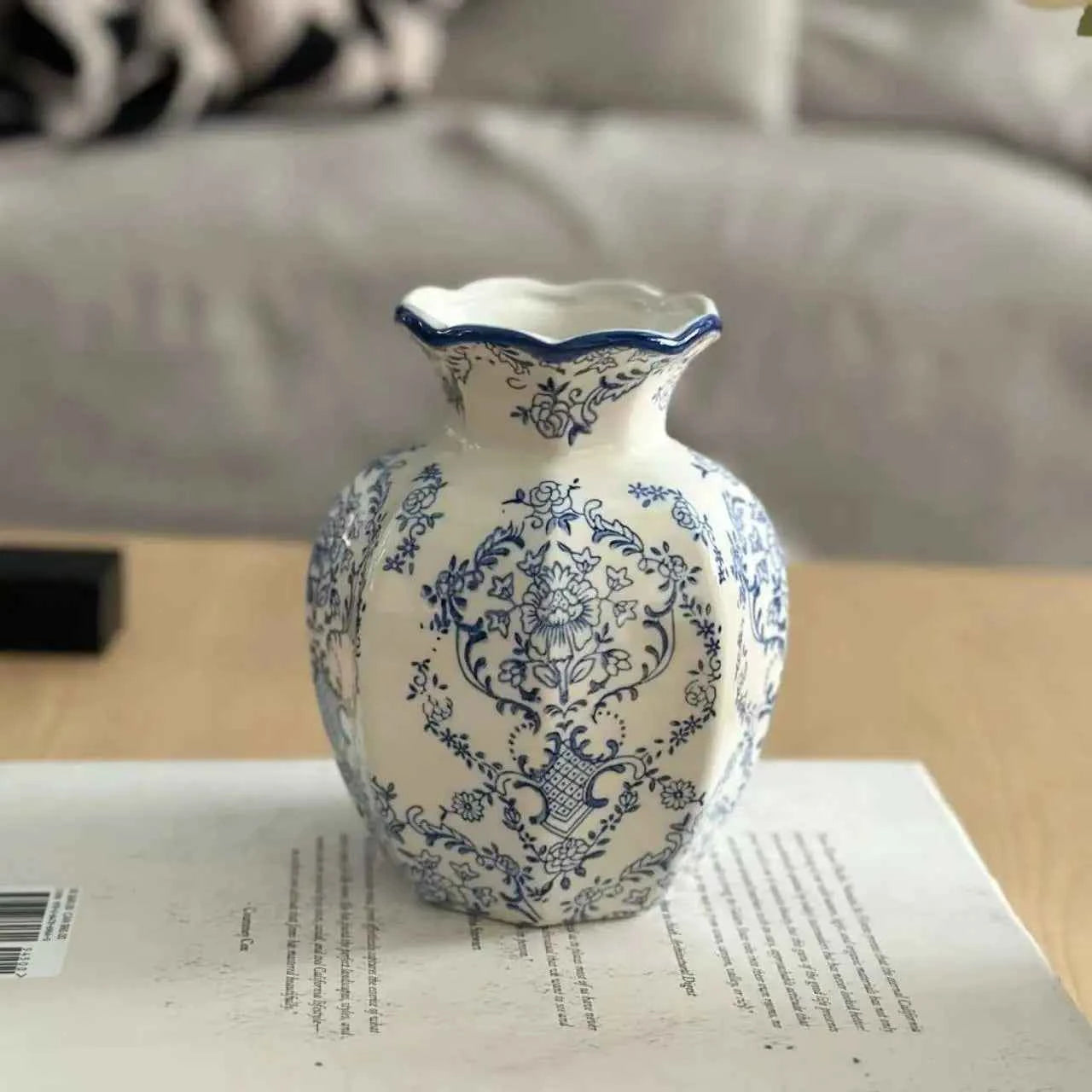1PCS  New Chinese Hand-Painted Blue and White Porcelain Vase Arrangement Decor for Living Room Dining Room Entryway