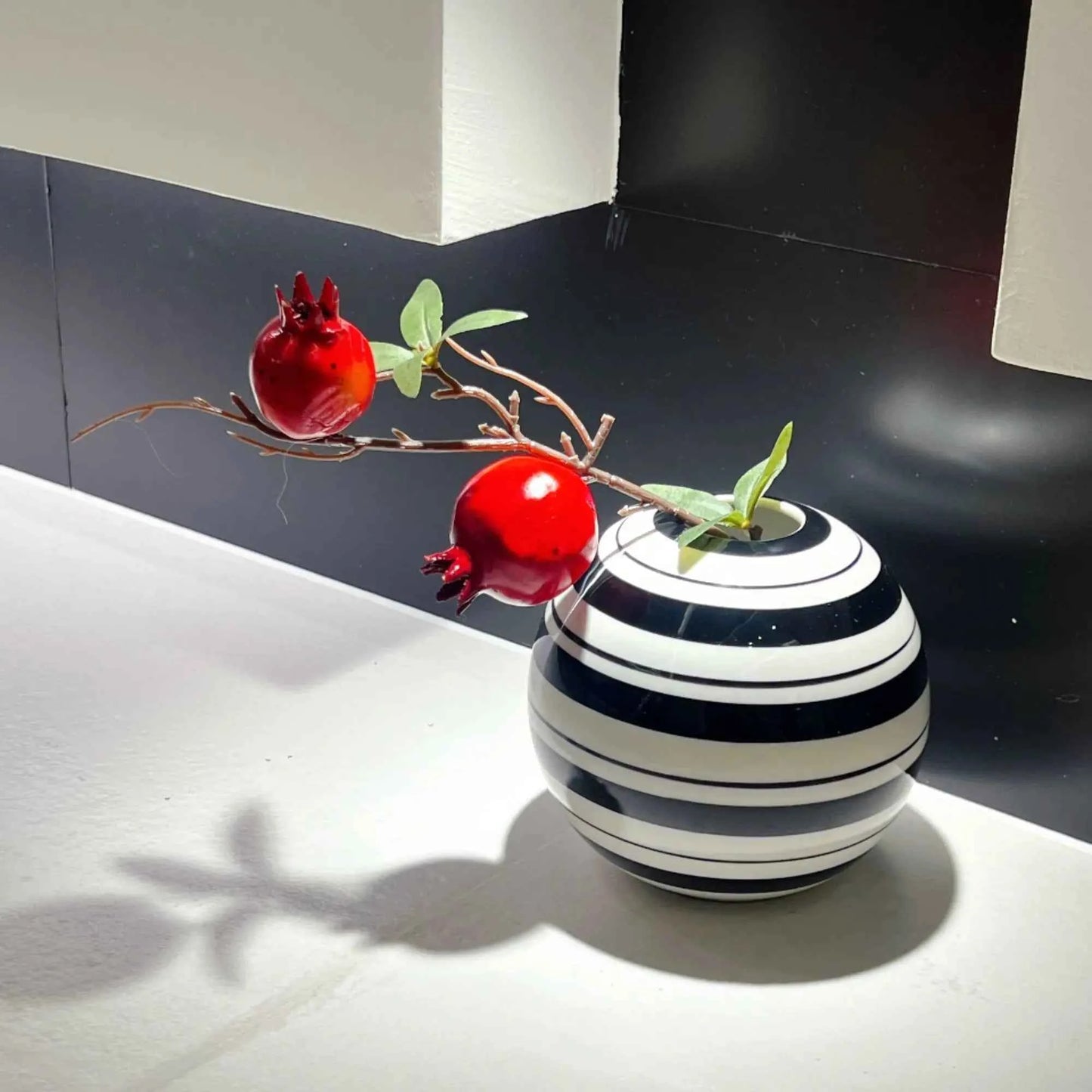 Creative Black and White Striped Ball Ceramic Vase Exquisite Table Flower Arrangement Hydroponic Vase Crafts Interior Ornament