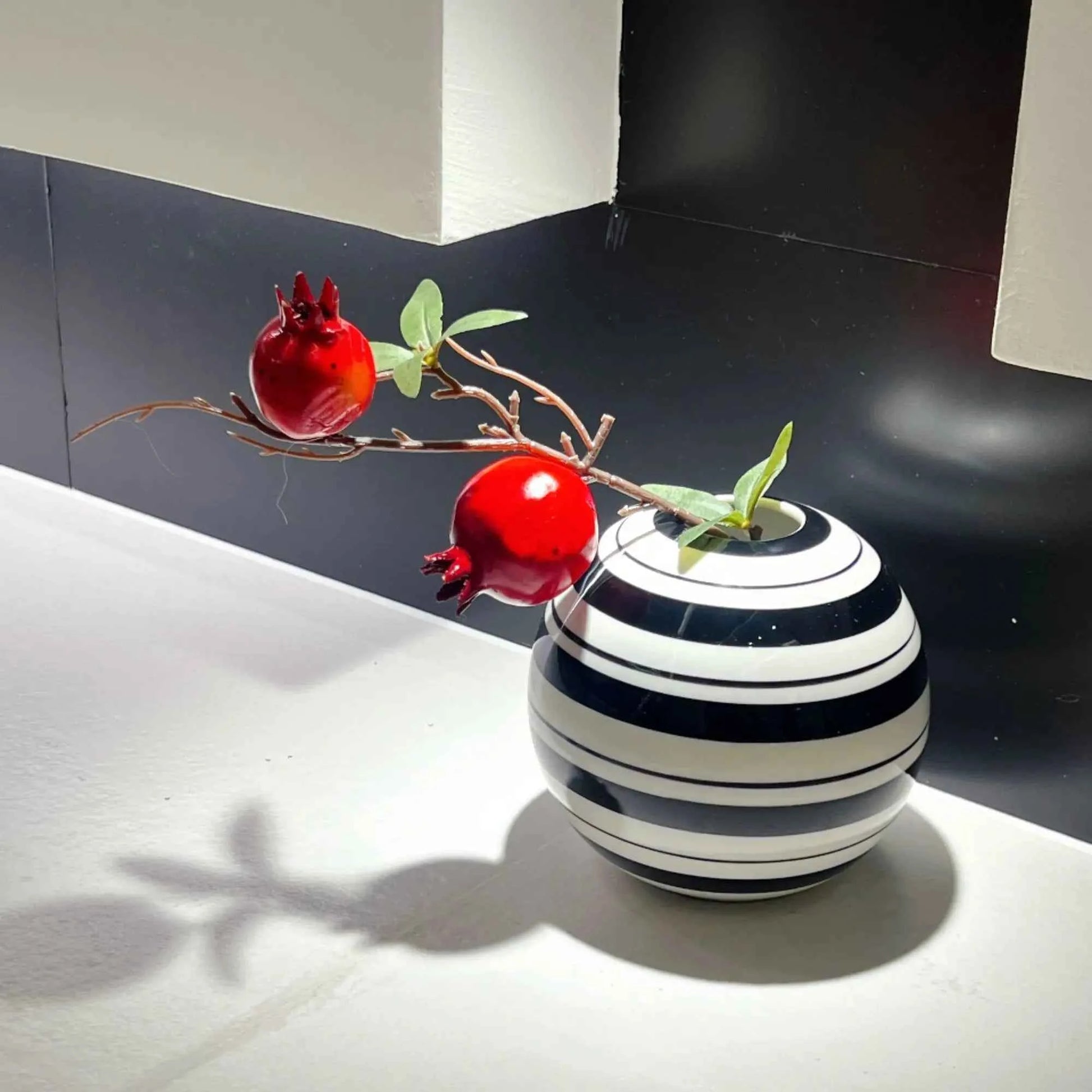 Creative Black and White Striped Ball Ceramic Vase Exquisite Table Flower Arrangement Hydroponic Vase Crafts Interior Ornament
