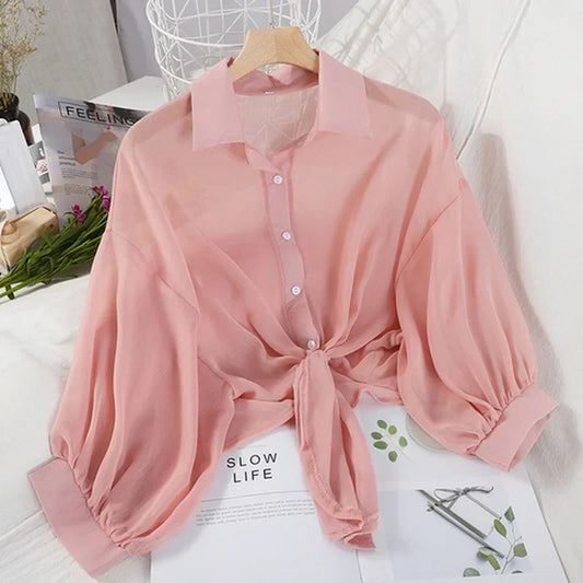 Chemisier décontracté en mousseline de soie blanc creux pour femmes — Blouse unie à taille nouée et manches chauve-souris