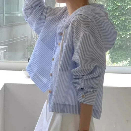 Chemise coréenne chic rayée contrastante à capuche pour femme — Haut de protection solaire ample à manches longues