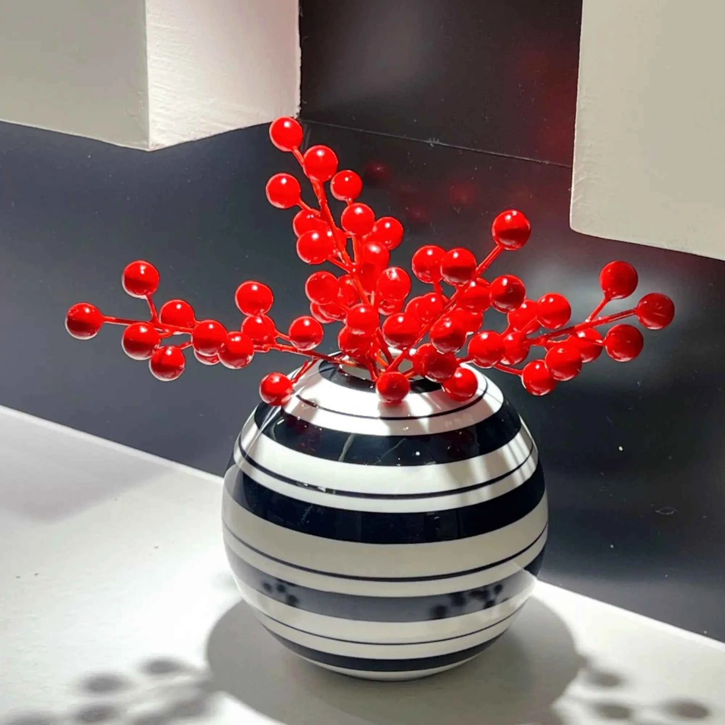 Creative Black and White Striped Ball Ceramic Vase Exquisite Table Flower Arrangement Hydroponic Vase Crafts Interior Ornament