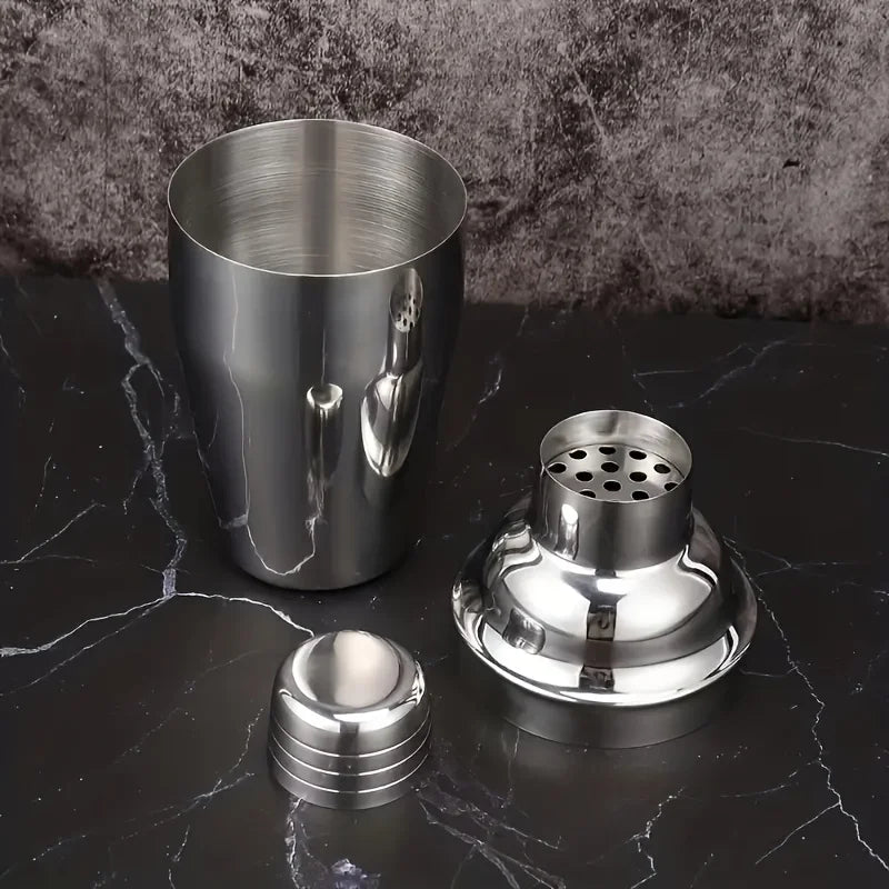 Cocktail Shaker 550ml Martini Shaker Stainless Steel Mixer Bartender Bottle with Built in Strainer Bar Shaker for Mixed Drinks