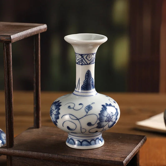 Vase en porcelaine vintage bleu et blanc — Ornement en céramique de style chinois moderne pour la décoration de la maison et du bureau