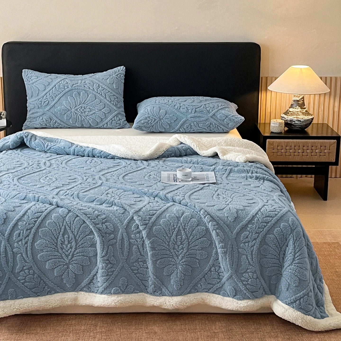 Lamb Fleece Warm Throw, Four Seasons Universal Use, Plush & Extra Cozy Bed Blanket, Portable Lap Cover for Office Naps, Multi-scene Bedding for Sofa & Workplace, Fully Machine Washable