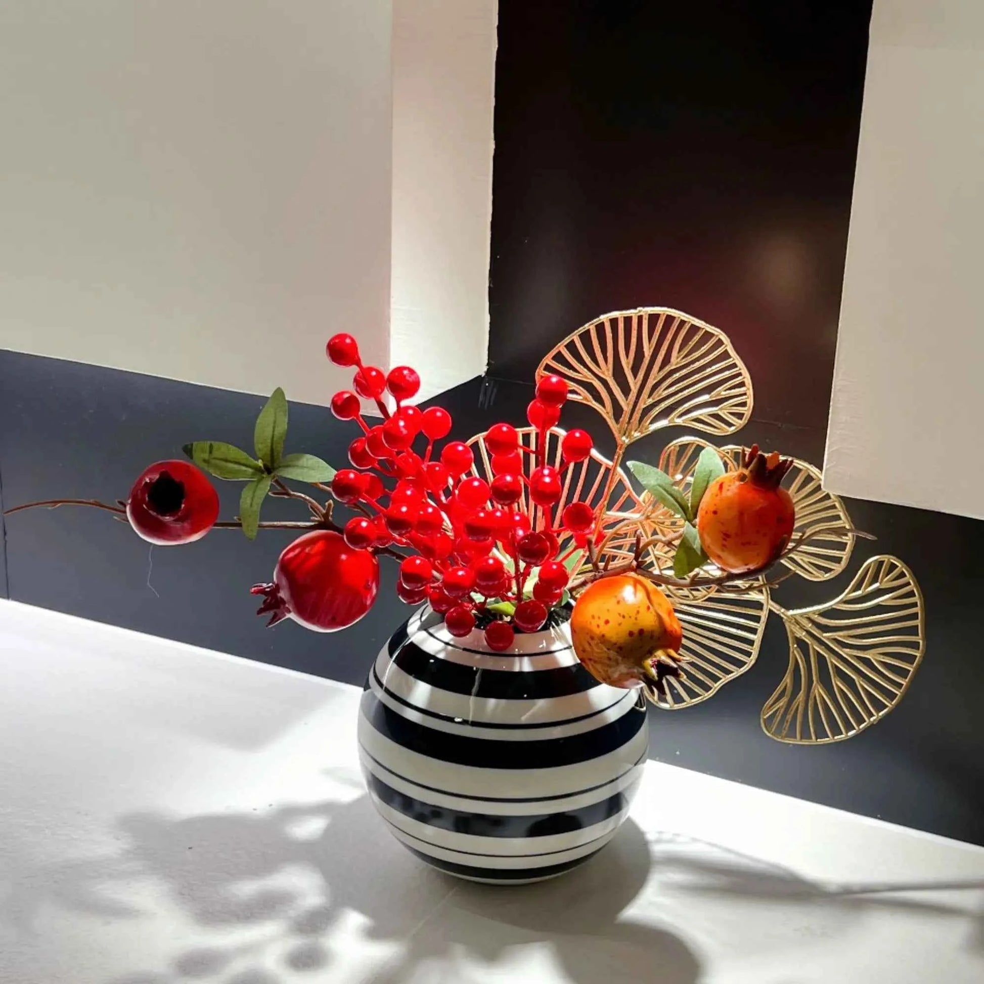 Creative Black and White Striped Ball Ceramic Vase Exquisite Table Flower Arrangement Hydroponic Vase Crafts Interior Ornament