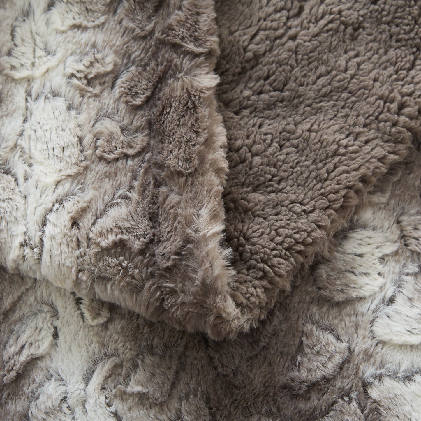 Tache Silver Snow Giraffe Faux Fur Throw Blanket (DY16)