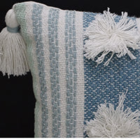Coussin décoratif avec grands pompons et glands aux coins 35,5 cm x 50,8 cm avec insert