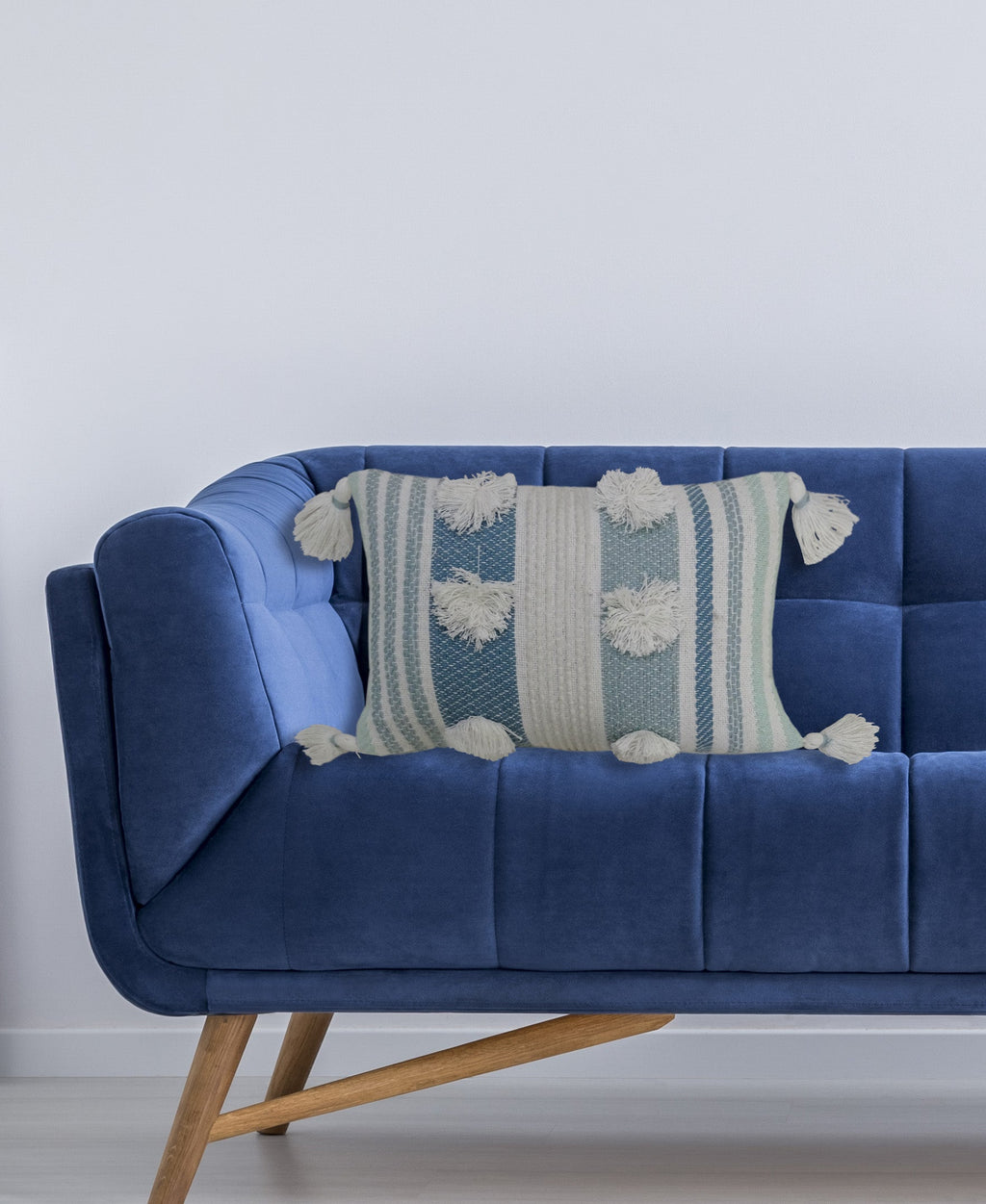 Coussin décoratif avec grands pompons et glands aux coins 35,5 cm x 50,8 cm avec insert