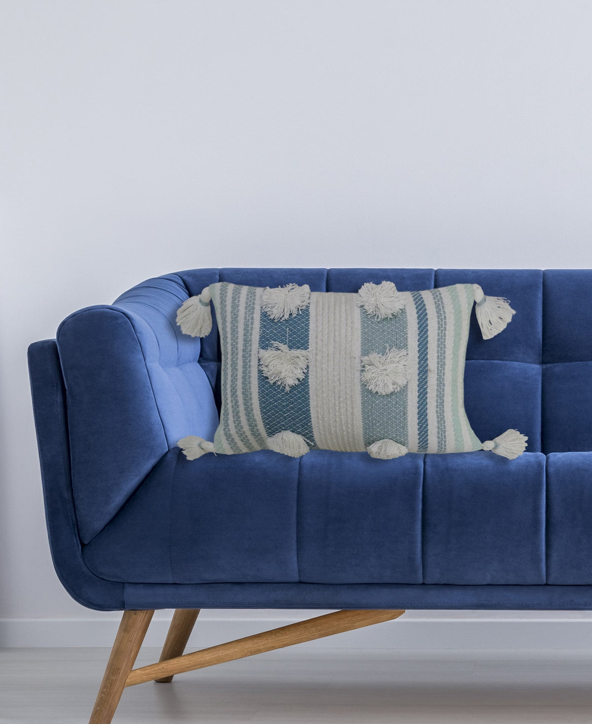 Coussin décoratif avec grands pompons et glands aux coins 35,5 cm x 50,8 cm avec insert