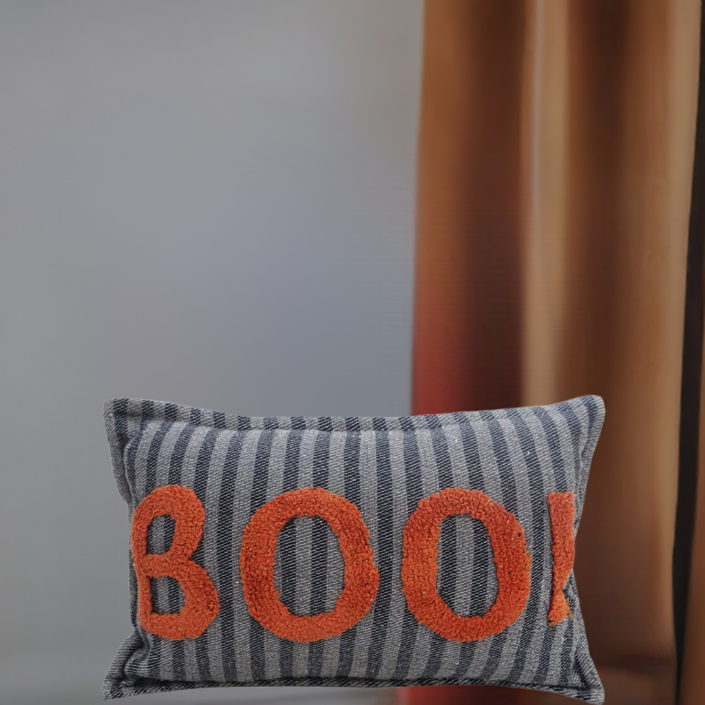 Coussin décoratif d'Halloween avec le texte "BOO !" 35 x 60 cm