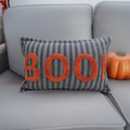 Coussin décoratif d'Halloween avec le texte "BOO !" 35 x 60 cm