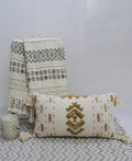 Coussin décoratif brodé avec pompons 35,5 cm x 61 cm