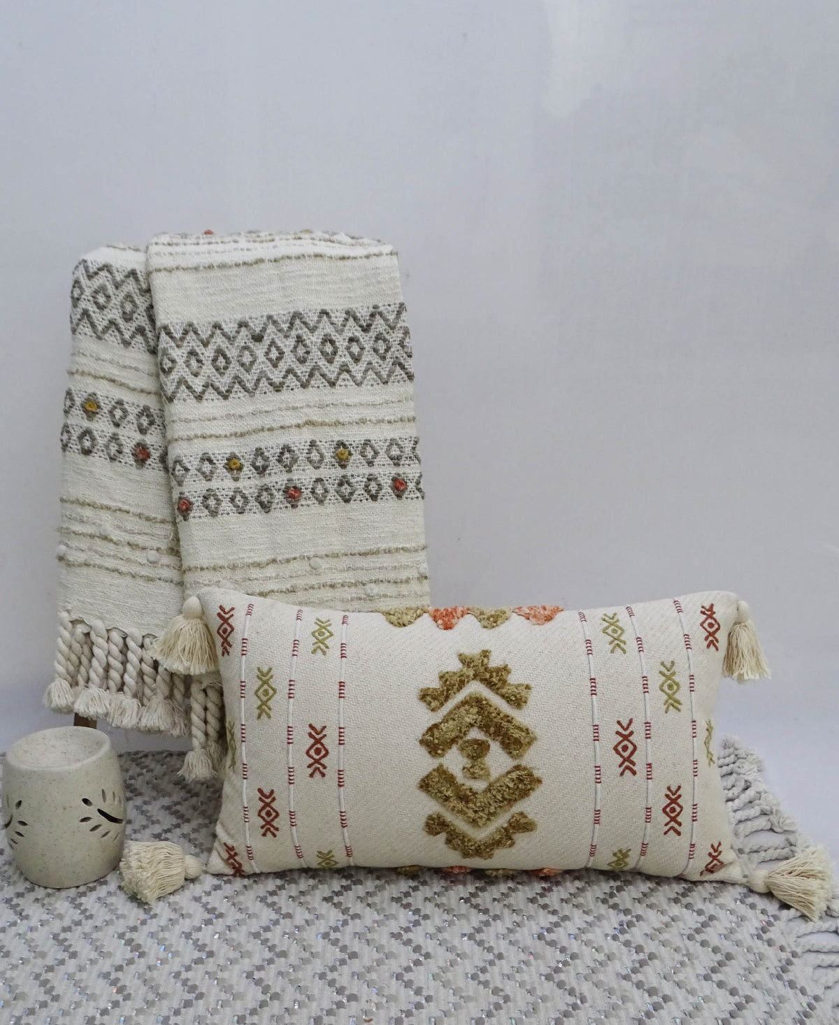 Coussin décoratif brodé avec pompons 35,5 cm x 61 cm