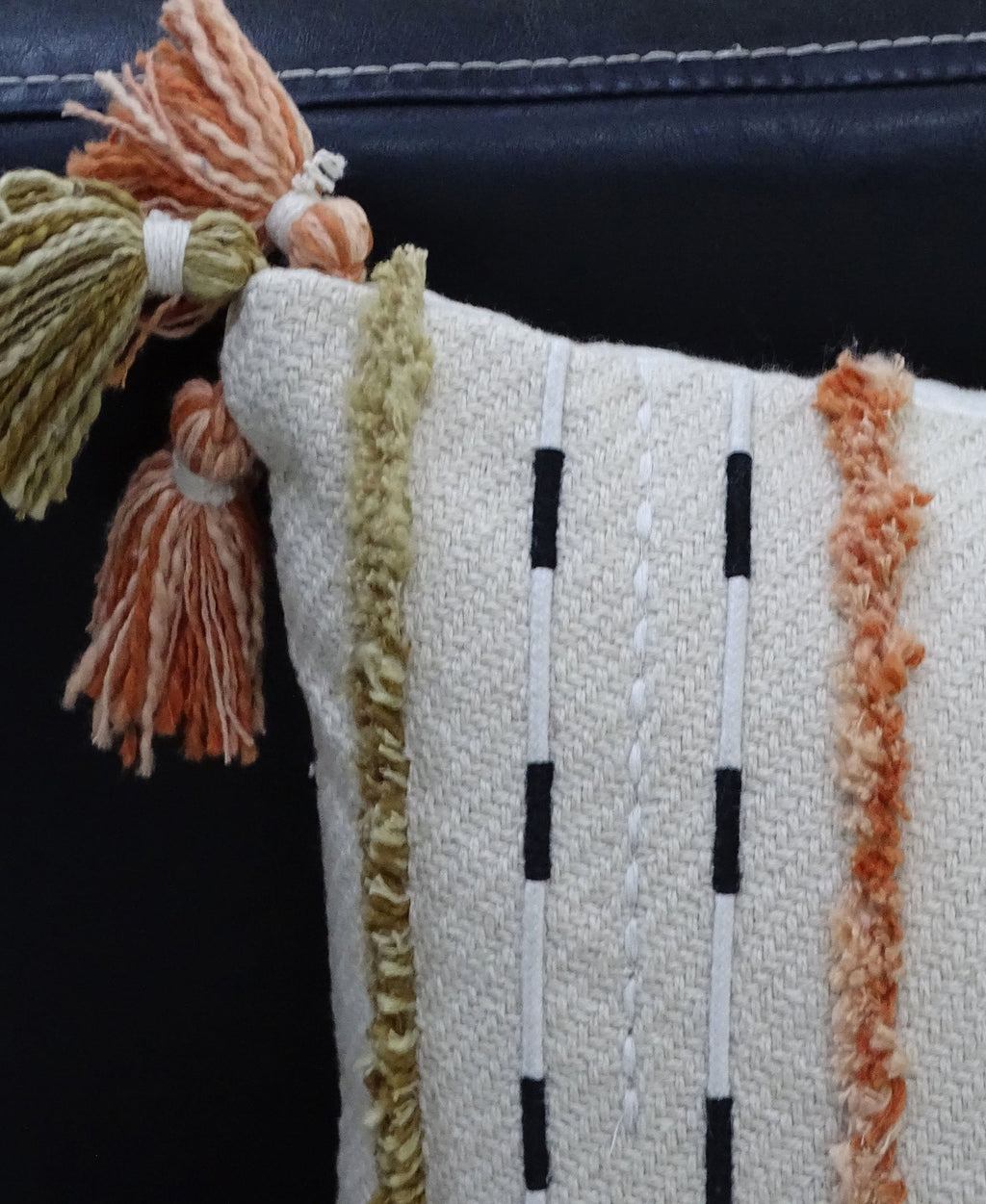 Coussin décoratif tissé à la main avec franges 14"X 24"