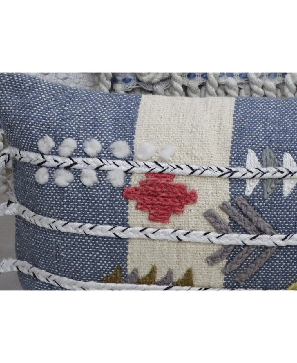 Coussin décoratif brodé 30 x 76 cm